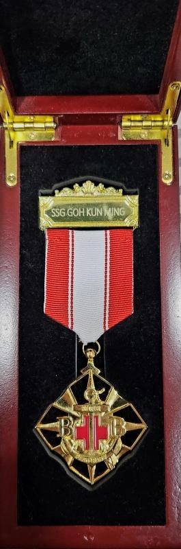 SP Chua Medal case bearing Goh Kun Ming's name.